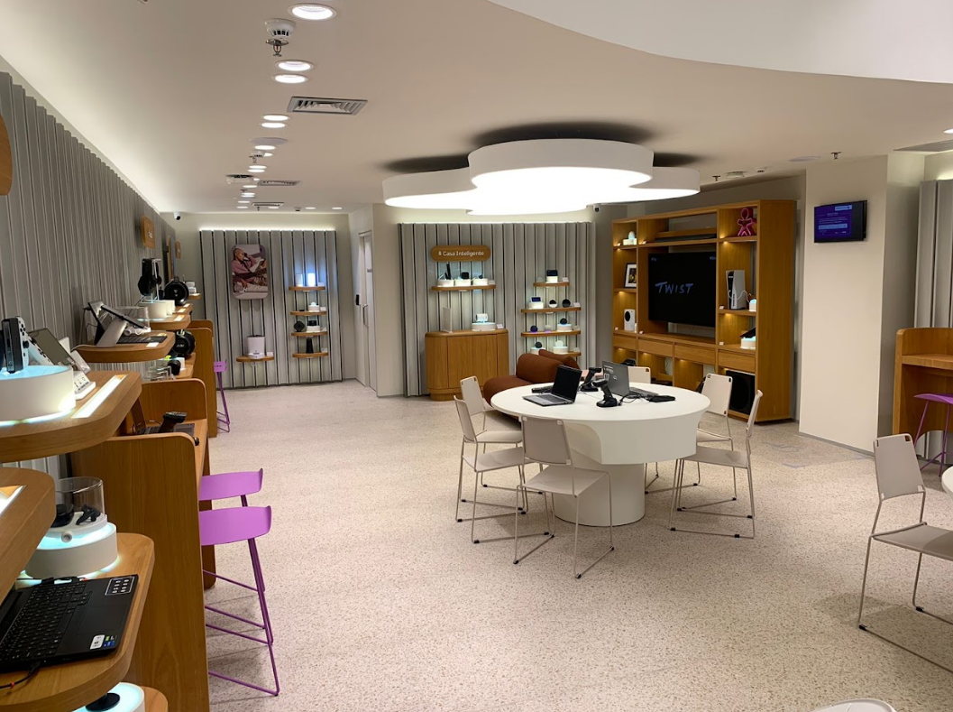 Showroom tecnológico com móveis planejados